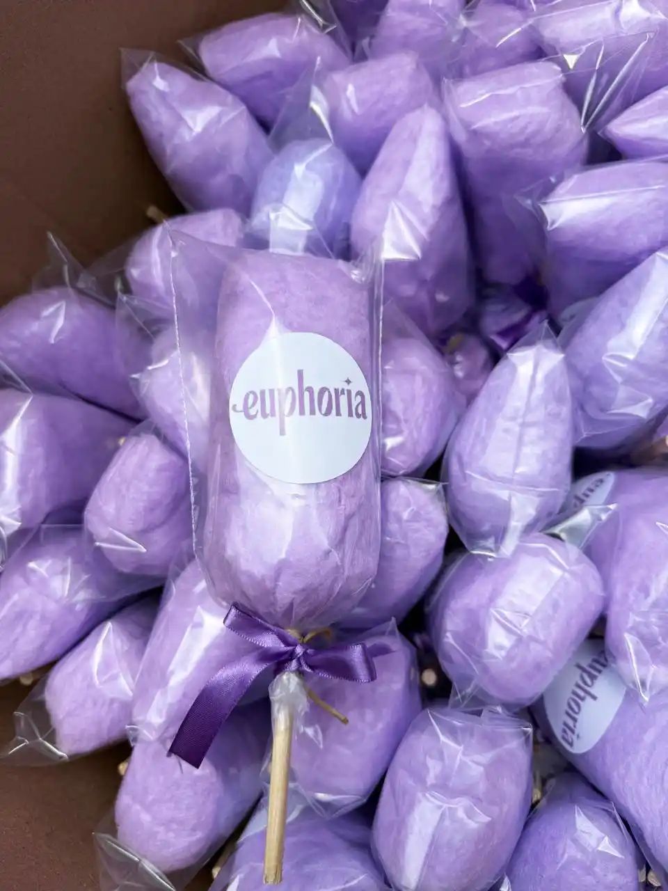 Glowy Yummy Contrata algodones de azucar de sabores morado uva para eventos y fiestas en cdmx